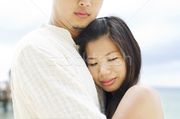 Dulce moment iubitor asiatic cuplu în aer liber Imagine de stoc © szefei