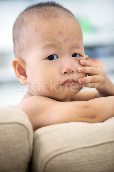 Baba fiú tyúk otthon ázsiai ül Stock fotó © szefei