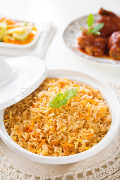 Hagyományos indiai étel rizs curry csirkesaláta étkezőasztal Stock fotó © szefei