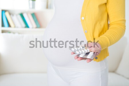 Matern asiatic femeie gravida mână pastile Imagine de stoc © szefei