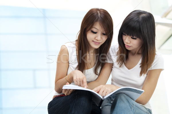 Studenten zwei jungen Sitzung außerhalb Schule Stock foto © szefei