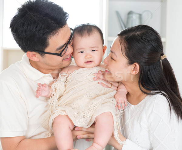 Foto stock: Pais · beijando · bebê · asiático · seis · meses