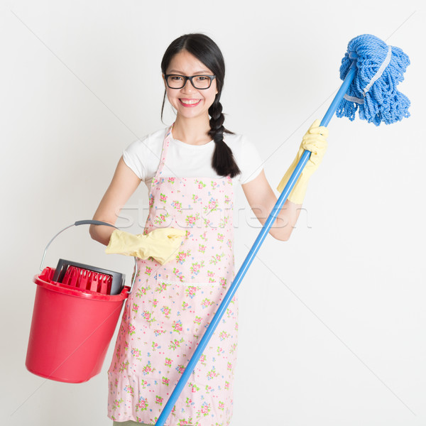 Donna pulizia secchio giovani asian casalinga Foto d'archivio © szefei