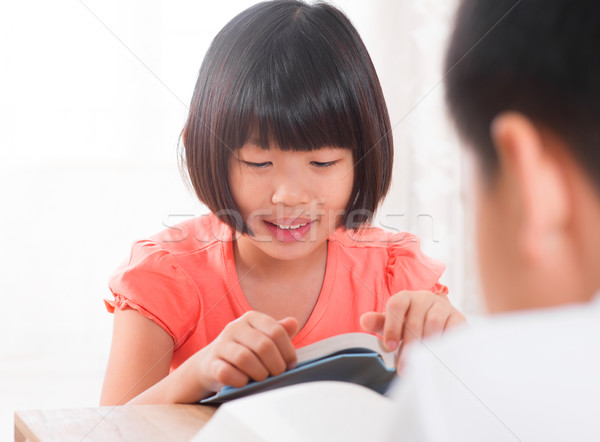Asian kinderen lezing boek home zuidoosten Stockfoto © szefei