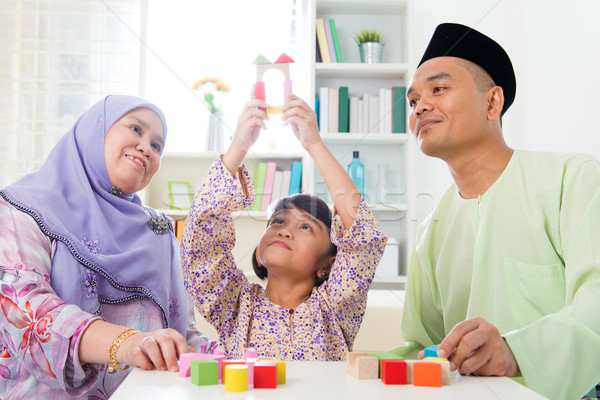 Gebäude Holzspielzeug Haus Familie zu Hause muslim Mädchen Stock foto © szefei