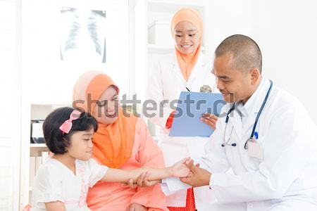 Gyerekek vakcina oltás délkelet ázsiai orvos Stock fotó © szefei