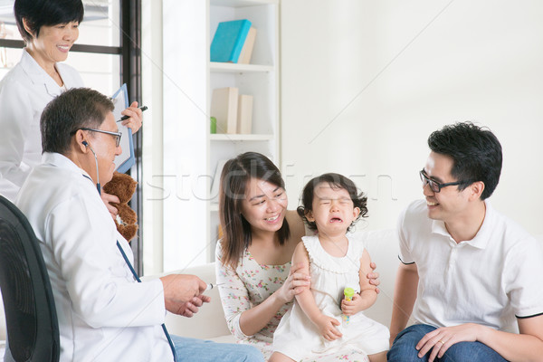 Gyermek oltás család orvos injekció kislány Stock fotó © szefei