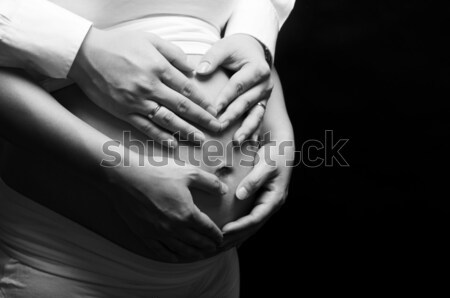 Baby boord moeder vader handen zwart wit Stockfoto © szefei