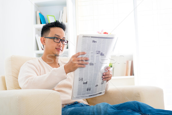 Sudeste asiático masculino leitura papel da notícia sessão Foto stock © szefei