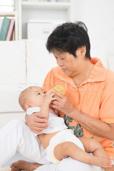 Großmutter Flasche Ernährung Baby Aufnahme Pflege Stock foto © szefei