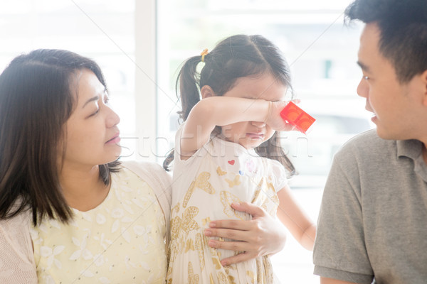 Parents réconfortant pleurer enfant fille asian Photo stock © szefei