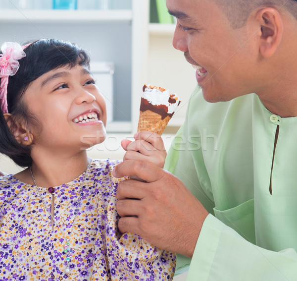 Güneydoğu Asya aile yemek dondurma sevimli Stok fotoğraf © szefei