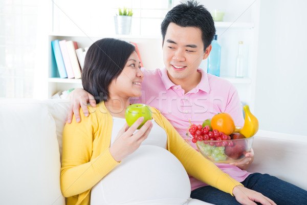 Zdjęcia stock: Kobieta · w · ciąży · jedzenie · owoce · domu · ciąży · para