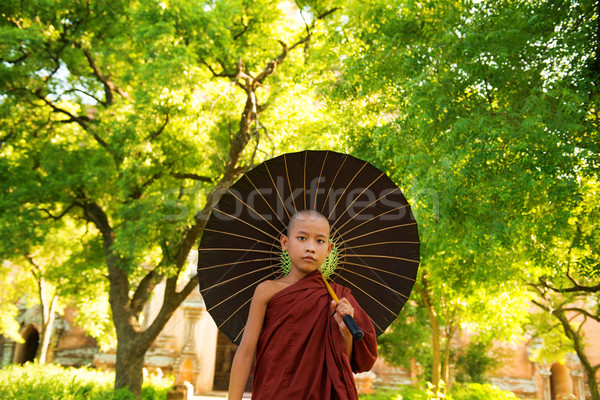 Budista monge jovem caminhada ao ar livre sombra Foto stock © szefei