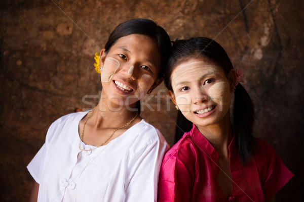 Myanmar ninas sonriendo retrato dos hermosa Foto stock © szefei