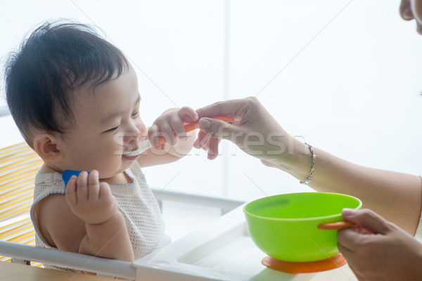 Anya etetés gyermek boldog ázsiai családi otthon Stock fotó © szefei