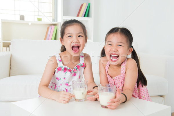 Copii potabilă lapte asiatic casa familiei frumos Imagine de stoc © szefei