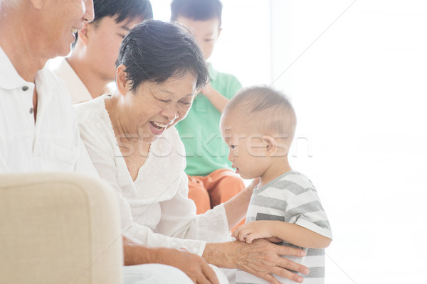 Boldog család otthon természetes fotó boldog ázsiai Stock fotó © szefei