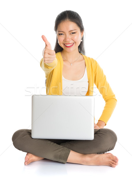 Asiático menina usando laptop pc polegar para cima Foto stock © szefei
