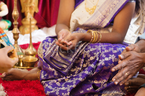 Frau Priester traditionellen indian religiösen Feier Stock foto © szefei