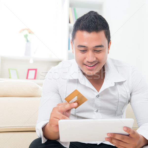 Homem on-line cartão de crédito internet Foto stock © szefei