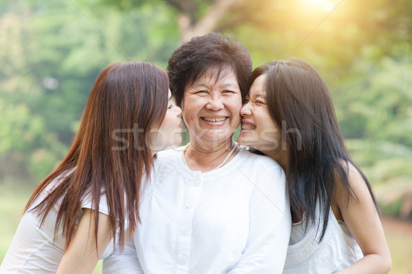 Fericit mamă zi portret frumos asiatic Imagine de stoc © szefei