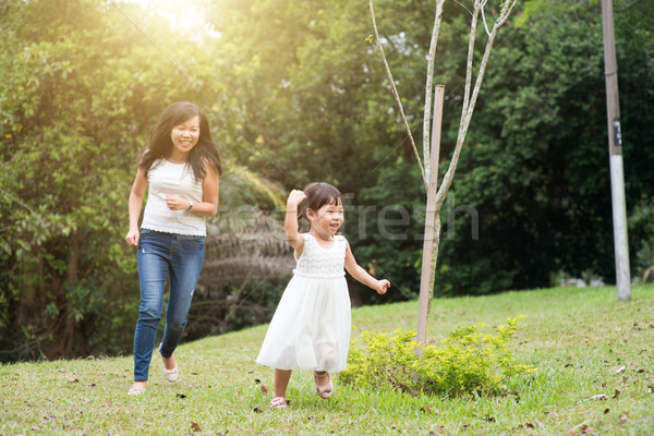 Stock foto: Mutter · kleines · Mädchen · läuft · Freien · spielen · grünen