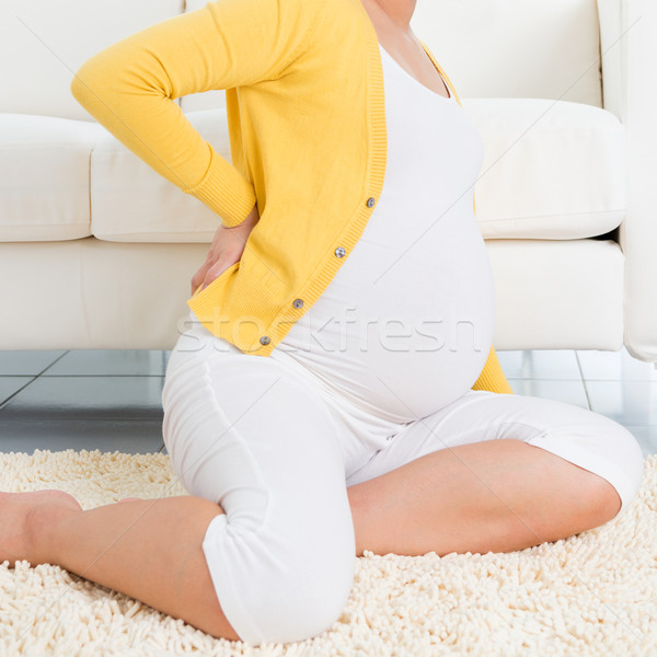Mal de dos mois femme enceinte Retour Photo stock © szefei