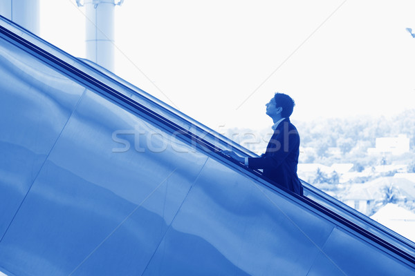 Indian Geschäftsmann aufsteigend Rolltreppe asian Seitenansicht Stock foto © szefei