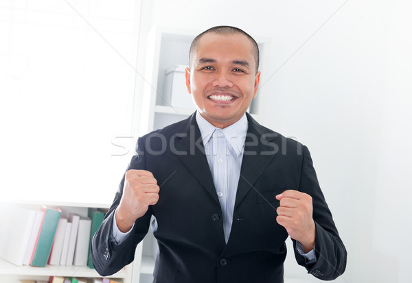Izgatott délkelet ázsiai üzletember mosolyog iroda Stock fotó © szefei