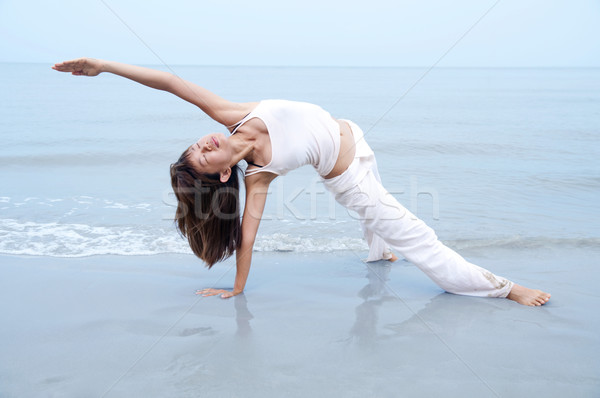 Tengerpart jóga nő póz sport kék Stock fotó © szefei