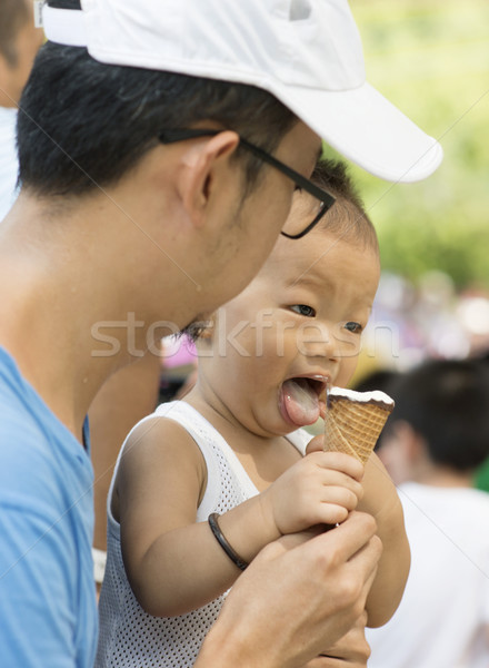 Foto stock: Padre · nino · comer · hielo · Asia · verano