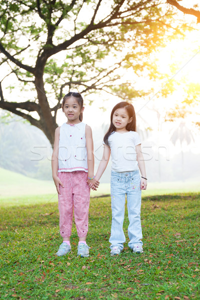 Asiatic copii în aer liber portret țin de mâini parc Imagine de stoc © szefei