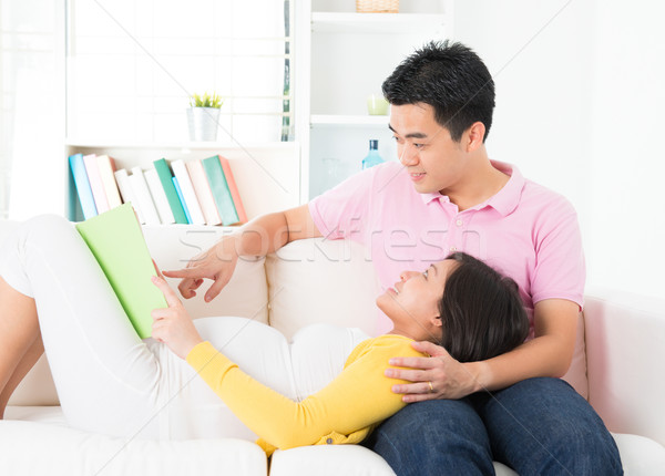 [[stock_photo]]: Lecture · livre · asian · femme · enceinte · ensemble · mari