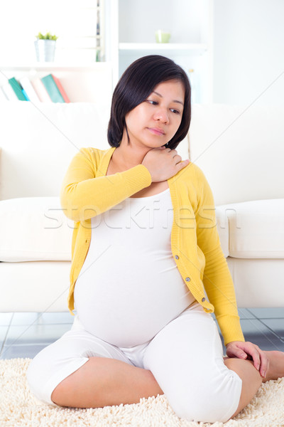Dor no ombro belo asiático mulher grávida ombro Foto stock © szefei