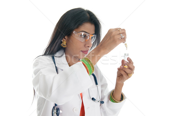 Vrouwelijke arts medische test indian wetenschappelijk Stockfoto © szefei