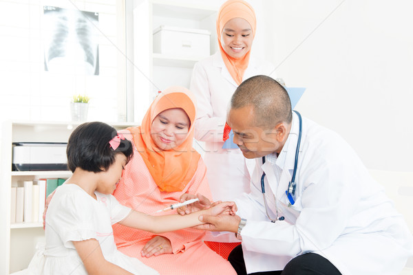 Stok fotoğraf: çocuklar · aşı · güneydoğu · Asya · doktor · vermek