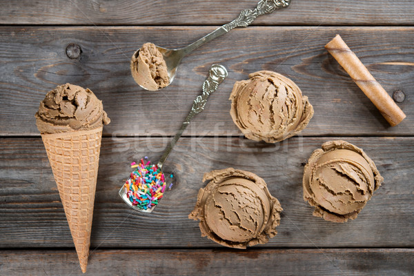 Foto stock: Vista · chocolate · cono · de · helado · superior · marrón