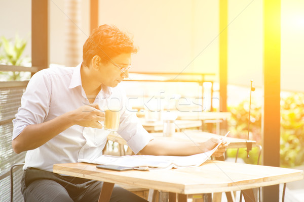 Foto stock: Indio · hombre · de · negocios · relajante · Asia · lectura · periódico