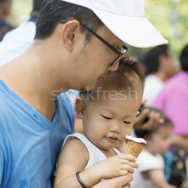 Vader zoon eten ijs vader kind zomer Stockfoto © szefei