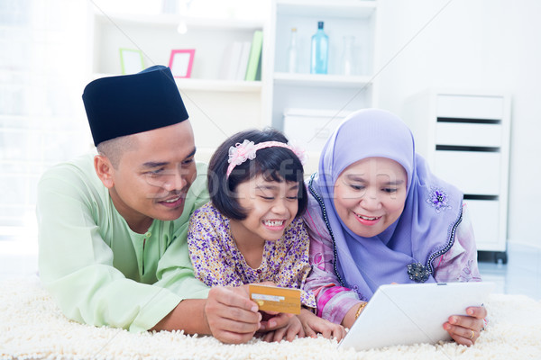 ázsiai család online vásárlás délkelet hitelkártya otthon Stock fotó © szefei