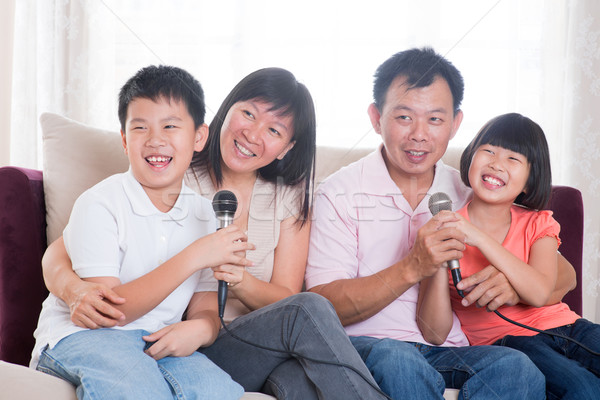 Foto stock: Asia · familia · cantando · karaoke · casa · de · la · familia · retrato