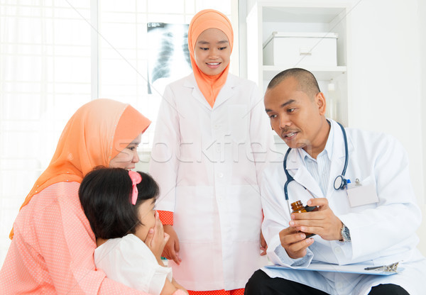 Foto d'archivio: Muslim · famiglia · consulenza · medico · asian · medico · di · sesso · maschile