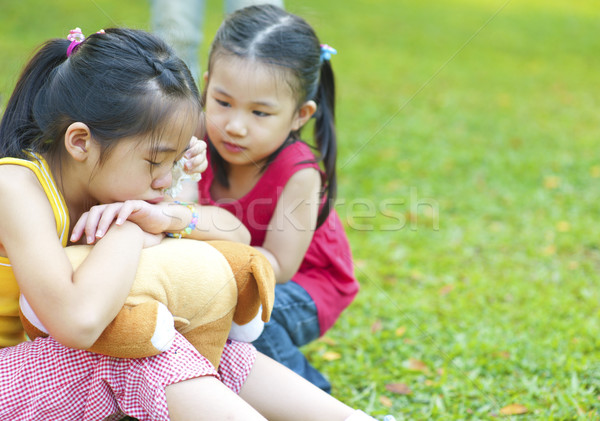 Płacz dziewczyna dziewczynka pocieszający siostra rodziny Zdjęcia stock © szefei