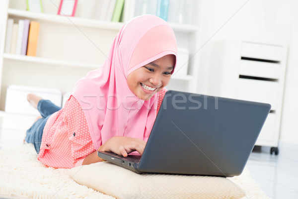 Asian nastolatek surfing Internetu południowy wschód Muzułmanin Zdjęcia stock © szefei