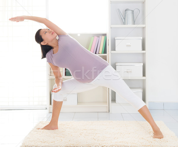 Moederlijk yoga home prenataal gezondheid Stockfoto © szefei