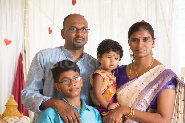 Tradycyjny Indie portret rodzinny indian rodziców dzieci Zdjęcia stock © szefei