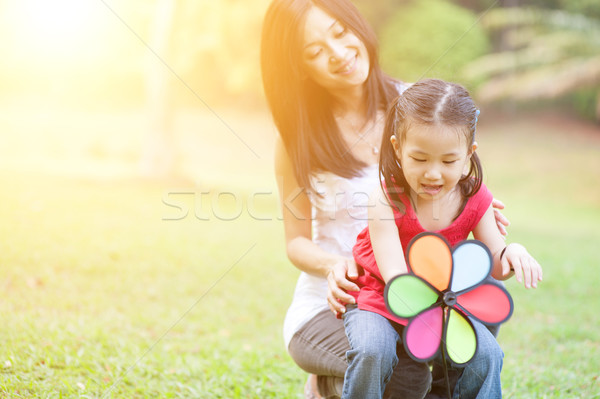 Madre hija jugando molino de viento aire libre parque Foto stock © szefei