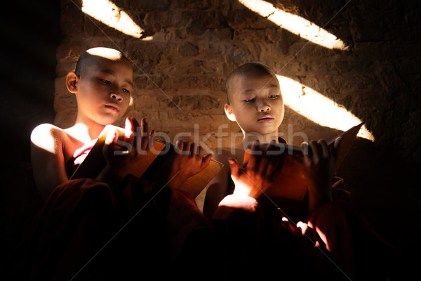 Foto stock: Dois · sudeste · asiático · pequeno · leitura · livro