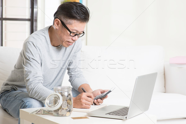 Financiële planning asian volwassen man geld calculator laptop computer Stockfoto © szefei